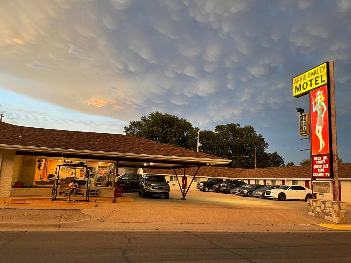 Annie Oakley Motel Oakley エクステリア 写真