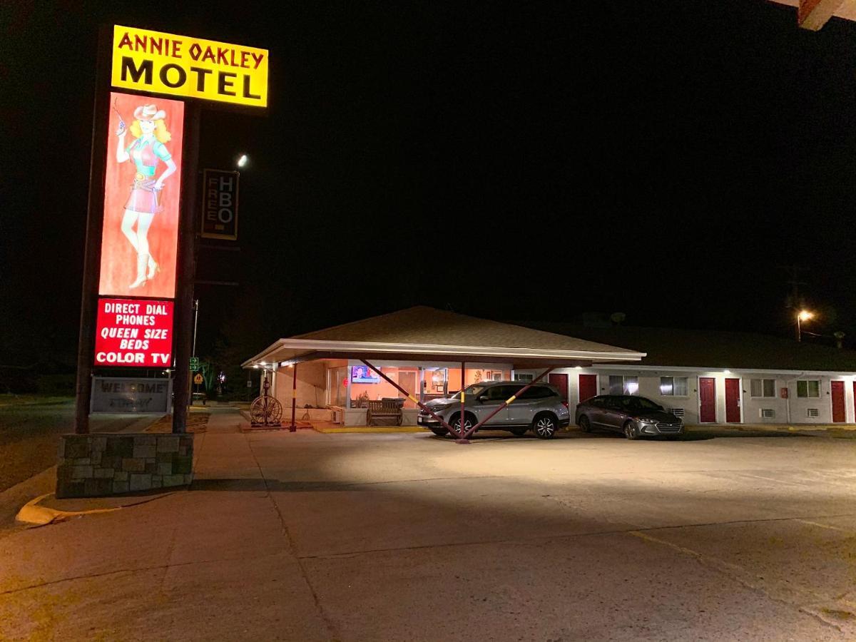 Annie Oakley Motel Oakley エクステリア 写真